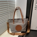 Minimalistische grijze nylon draagtas met bruine handvatten en brede schouderband - Klein / donkergrijs
