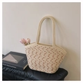 Dettaglio della borsa tote intrecciata crema con ricami marroni e lunghi manici a spalla - Bianco Sporco