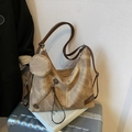 Retro braune große Tragetasche mit passender kleiner runder Tasche auf einem Koffer - Khaki