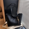 Borsa tote minimalista in pelle martellata nera con nappe decorative e spalline - Borsa Singola / Nero