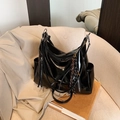 Bolso tote negro brillante con detalle trenzado sobre fondo de tela beige - Con Colgante de Raqueta de Cuerda de Llave / Negro