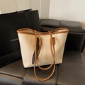 Borsa tote crema minimalista con manici marroni e ciondolo intrecciato decorativo - Borsa Singola / Bianco