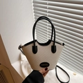 Beige Stroh-Eimertasche mit schwarzen Lederakzenten und Crossbody-Gurt - Schwarz