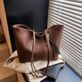 Borsa tote marrone in pelle martellata con tracolla e ciondolo intrecciato - Borsa Singola / Marrone
