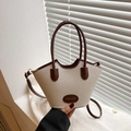 Beigefarbene gewebte Beuteltasche mit dunkelbraunem Lederbesatz und FASHION-Tag - Braun