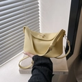 Gelbe Mini-Beuteltasche aus Leder mit goldener Schließe und verstellbarem Gurt - Gelb