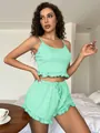 Dettaglio del pigiama a costine verde menta con orli a volant e coulisse decorativa - Verde menta
