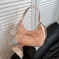 Roze suède halve maan hobo tas met een delicate strik en een parelmoer kant bedeltje - Enkele Tas / Roze