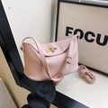 Borsa a secchiello in pelle martellata rosa con chiusura dorata e tracolla regolabile - Rosa