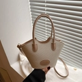 Schicke beige gewebte Bucket Bag mit hellbraunen Ledergriffen und langem Gurt - Khaki