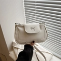 Schicke weiße Schultertasche aus Kunstleder mit silberner Schleife und Schultergurt - Weiß