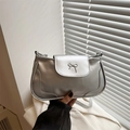 Metallische silberne Unterarmtasche mit minimalistischer Schleife und halbrunder Form - Silber