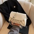 Bolso de hombro tipo nube blanco crema con cadena plateada y decorado de bola metálica - Blanco