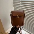 Schicke braune Beuteltasche aus Kunstleder mit goldener U-förmiger Metallschnalle - Braun