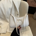 Elegante bolso de hombro blanco para mujer en cuero sintético con hebilla de lazo dorado - Blanco