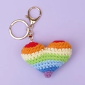 Handgemaakte regenboog gehaakte hart sleutelhanger met gouden metalen ring - Regenboog