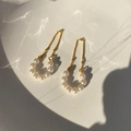 Dettaglio di orecchino a clip in argento 925 con perle a U e catenina dorata fine - Clip per Orecchie Con Nappa e Catena di Perle - Oro