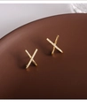 Detailopname van gouden X-vormige oorknopjes met micro-ingelegde witte zirkoon voor dames - Goud