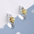 Elegante zweifarbige Rosen-Ohrringe mit gravierten Details auf einem hellblauen Hintergrund - Rosenblüte-Ohrclip (Gold- und Silberton)