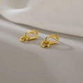 Orecchini geometrici ovali in oro intrecciati su tessuto grigio chiaro strutturato - Oro