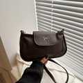 Sac bandoulière marron foncé minimaliste avec nœud en métal et similicuir lisse - Marron