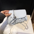 Bolso nube azul claro con pliegues suaves y cadena plateada para estilo de verano mujer - Azul