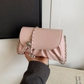 Bolso fruncido rosa pálido de moda con cadena plateada y colgante de esfera - Rosa
