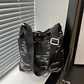 Schwarze gesteppte Canvas-Einkaufstasche mit bunter Stickerei und breitem Schultergurt - Schwarz