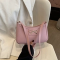 Bolso hobo de cuero PU rosa mate con detalle de lazo metálico dorado y asa fina - Rosa