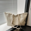 Grande borsa tote retrò bianco crema con logo B a rilievo e trama in pelle rugosa - Bianco