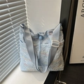Hellblaue gesteppte Beuteltasche mit bunten Regenbogennähten und Schultergurt - Blau