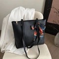 Große schwarze minimalistische Shopper-Tasche aus PU-Leder mit dekorativem Seidenschal - Schwarz