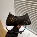 Chique zwarte onderarmtas met riemdetail en gouden gespen voor trendy vrouwen - Zwart