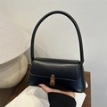 Minimalistische schwarze Leder-Achseltasche mit Vintage-Bronzeschnalle im eleganten Stil - Schwarz
