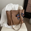 Braune Shopper-Tasche aus Kunstleder mit dekorativem bedrucktem Seidenschal am Griff - Hellbraun