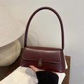 Retro minimalistische bordeauxrote Leder Baguette Tasche mit Vintage Messingschnallen - Dunkelbraun