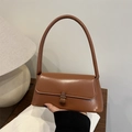 Minimalistische braune Leder-Baguette-Tasche mit Metallverschluss und Tragegriff - Hellbraun