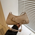 Khaki okseltas met gekruist riemontwerp en goudkleurige metalen accenten - Khaki