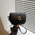 Bolso de hombro tipo silla en cuero negro mate con hebilla de herradura dorada - Negro