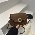 Bolso bandolera vintage marrón con hebilla en U dorada y acabado de cuero liso - Marrón