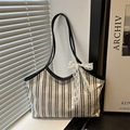 Gestreepte canvas shopper met zwarte leren handvatten en witte kanten strik detail - Zwart-witte Strepen