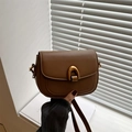 Bolso bandolera marrón oscuro para mujer con un distintivo cierre de hebilla dorada en U - Marrón