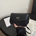 Bolso bandolera negro mini con detalle de lazo dorado y correa de hombro ajustable - Negro