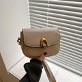 Bolso vintage minimalista beige en cuero con hebilla de herradura dorada elegante - Caqui