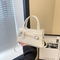Schicke weiße quadratische Handtasche mit Schleifenakzent und Umhängeriemen für Damen - Weiß