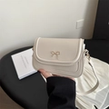 Bolso bandolera cuadrado crema chic con lazo dorado y correa de cuero elegante - Blanco