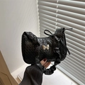 Bolso hobo negro trenzado para mujer con mariposa metálica y asa plisada de moda - Negro