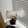 Weiße Retro-Achseltasche aus Kunstleder mit goldener Schnalle und Knotengurt-Detail - Weiß