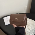 Bolso bandolera marrón oscuro con lazo dorado y correa de hombro ajustable de moda - Marrón