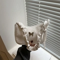 Bolso de hombro blanco de cuero sintético con hebilla de mariposa plateada y asa rizada - Blanco